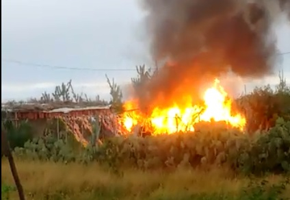 Casa é destruída pelo fogo na cidade de Retirolândia