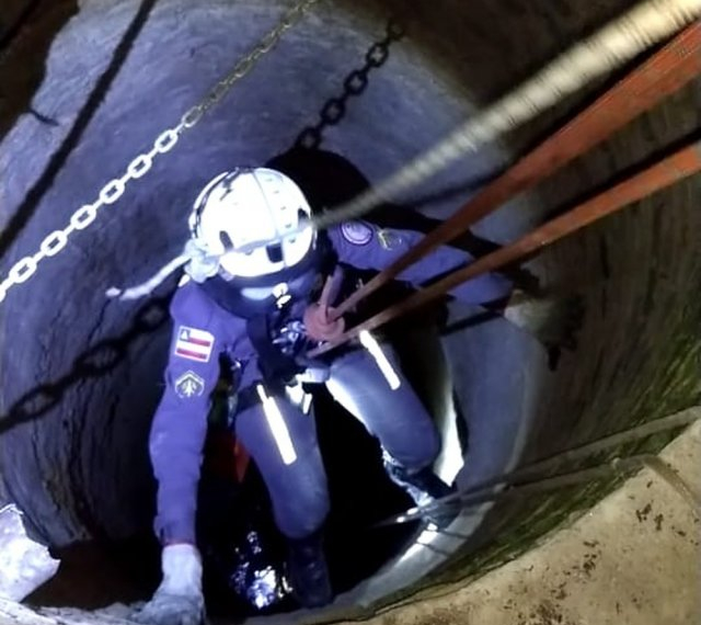 Homem cai em cisterna com 22 metros de profundidade e sobrevive após ficar na superfície da água
