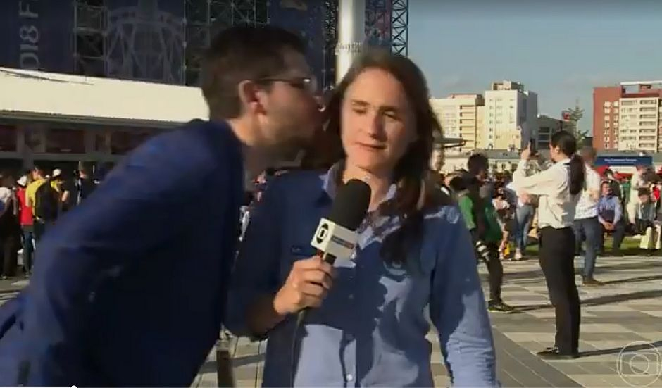 Torcedor tenta beijar repórter da Globo na Rússia