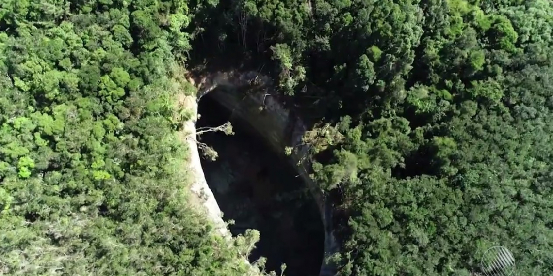 Cratera gigante misteriosa com quase 50 metros de profundidade surge perto de vila na BA e preocupa moradores: ‘Medo’