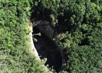 Cratera gigante misteriosa com quase 50 metros de profundidade surge perto de vila na BA e preocupa moradores: ‘Medo’