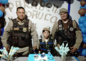 Garoto de 9 anos faz aniversário vestido de PM e recebe de surpresa de policiais do Pelotão de Teofilândia