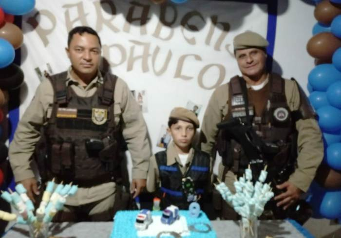 Garoto de 9 anos faz aniversário vestido de PM e recebe de surpresa de policiais do Pelotão de Teofilândia