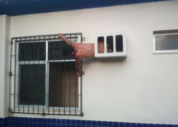 PA – Homem tenta escapar de delegacia por buraco e fica preso em parede