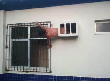 PA – Homem tenta escapar de delegacia por buraco e fica preso em parede