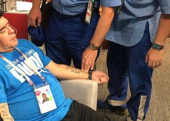 Maradona passa mal em jogo da Argentina e é levado para hospital