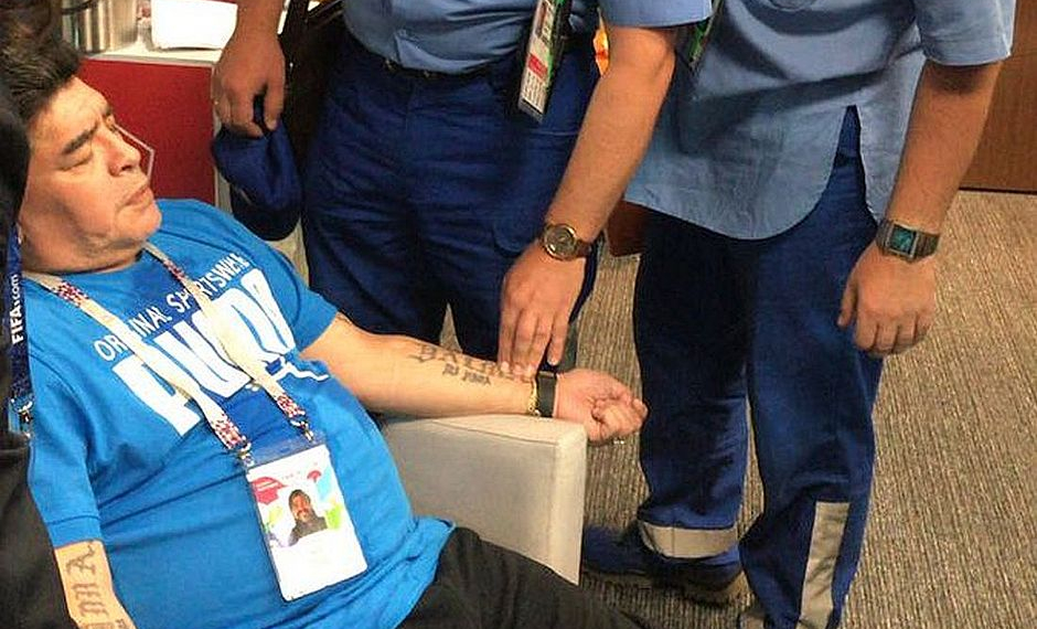 Maradona passa mal em jogo da Argentina e é levado para hospital