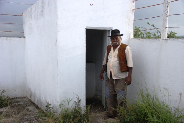 Fazendeiro mandou construir o próprio cemitério na porta de casa  e registrou em cartório; caixão também já está pago