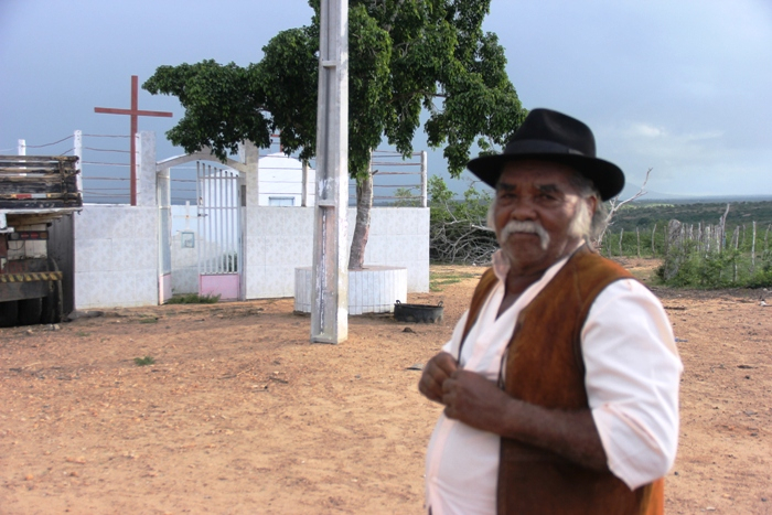 Fazendeiro mandou construir o próprio cemitério na porta de casa  e registrou em cartório; caixão também já está pago