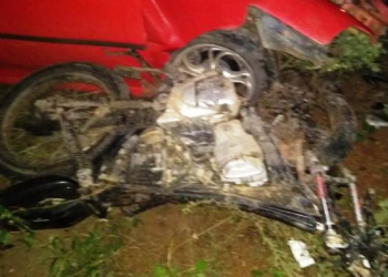 Motociclista morre depois de colidir com Gol e ao cair na pista ser atropelado por caminhonete