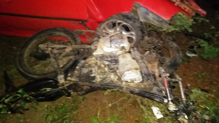 Motociclista morre depois de colidir com Gol e ao cair na pista ser atropelado por caminhonete