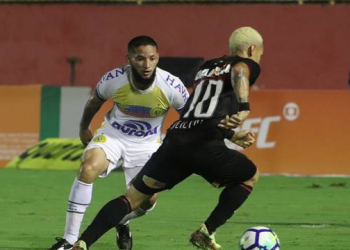 Com golaço de Neilton Vitória vence a Chapecoense e deixa o Z4