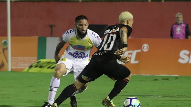 Com golaço de Neilton Vitória vence a Chapecoense e deixa o Z4