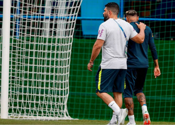 Neymar se queixa de dor e deixa treino da Seleção antes do fim