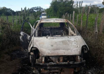 Carro é encontrado carbonizado na zona rural de Coité