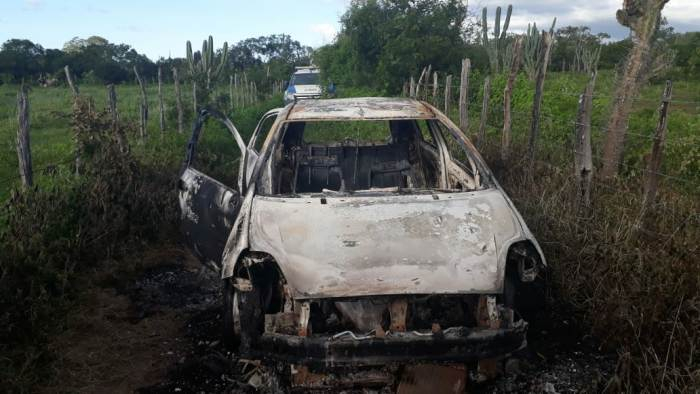 Carro é encontrado carbonizado na zona rural de Coité