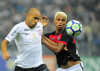 Vitória segura a pressão do Corinthians e sai do Itaquerão com o empate