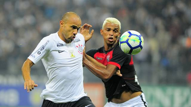 Vitória segura a pressão do Corinthians e sai do Itaquerão com o empate