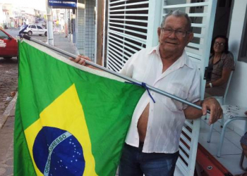 Coité – Aposentado de 90 anos investiu em material para ornamentar sua rua em verde e amarelo. “Vi todas as conquistas do Brasil”