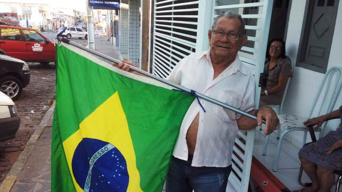 Coité – Aposentado de 90 anos investiu em material para ornamentar sua rua em verde e amarelo. “Vi todas as conquistas do Brasil”
