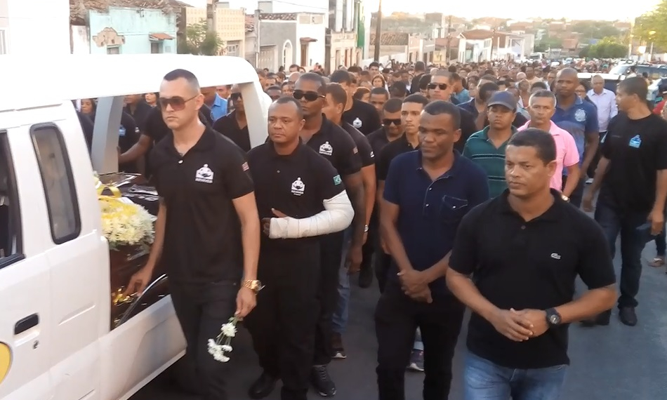 Coité – Grande comoção marcou o sepultamento de pai e filho mortos em acidente na BR 116