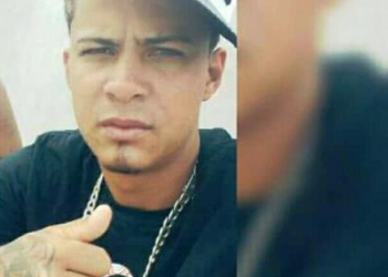 Suspeito de roubar veículo morre em confronto com a Rondesp; comparsa é preso