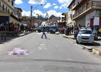 Dois adolescentes são mortos a tiros e outros dois baleados em frente a escola em Vitória da Conquista, na Bahia