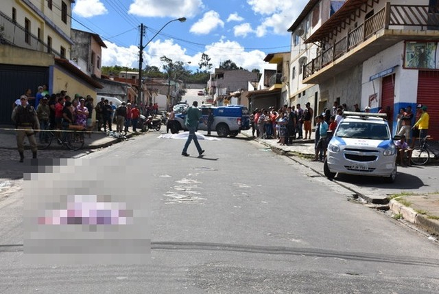 Dois adolescentes são mortos a tiros e outros dois baleados em frente a escola em Vitória da Conquista, na Bahia