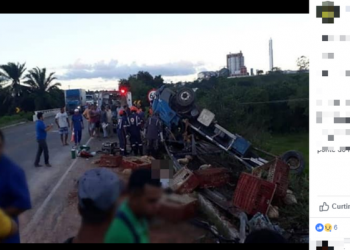 Três homens morrem em acidente na BR-101 após caminhão com carga tombar na região de Alagoinhas, na Bahia