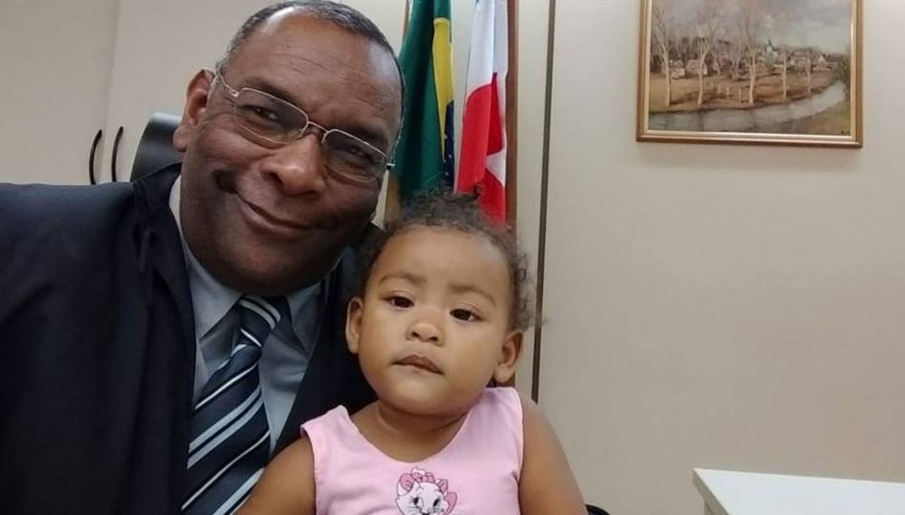 Bebê chora em audiência e ex-juiz de Coité tranquiliza criança ao colocar ela no colo