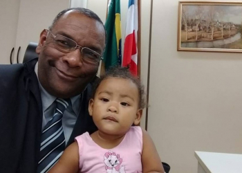 Bebê chora em audiência e ex-juiz de Coité tranquiliza criança ao colocar ela no colo
