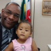 Bebê chora em audiência e ex-juiz de Coité tranquiliza criança ao colocar ela no colo