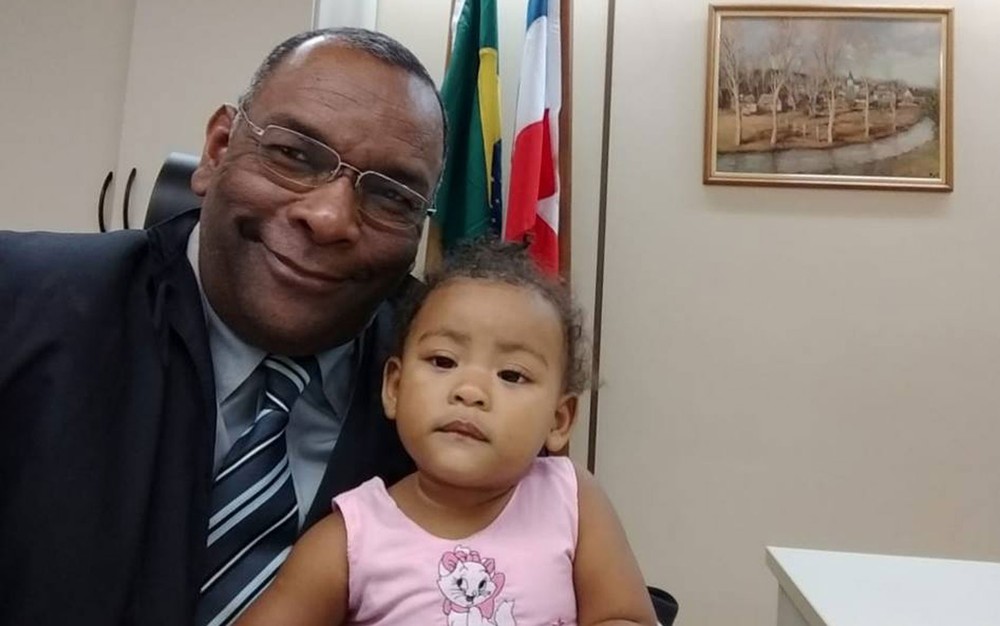 Bebê chora em audiência e ex-juiz de Coité tranquiliza criança ao colocar ela no colo