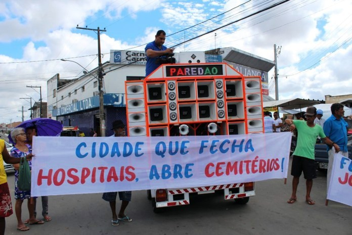 Riachão do Jacuípe: moradores protestam contra suspensão de atendimento do SUS em hospital da cidade