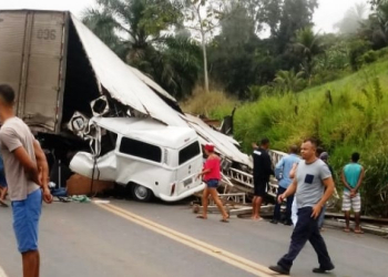 Engavetamento entre três caminhões e uma kombi deixa cinco mortos