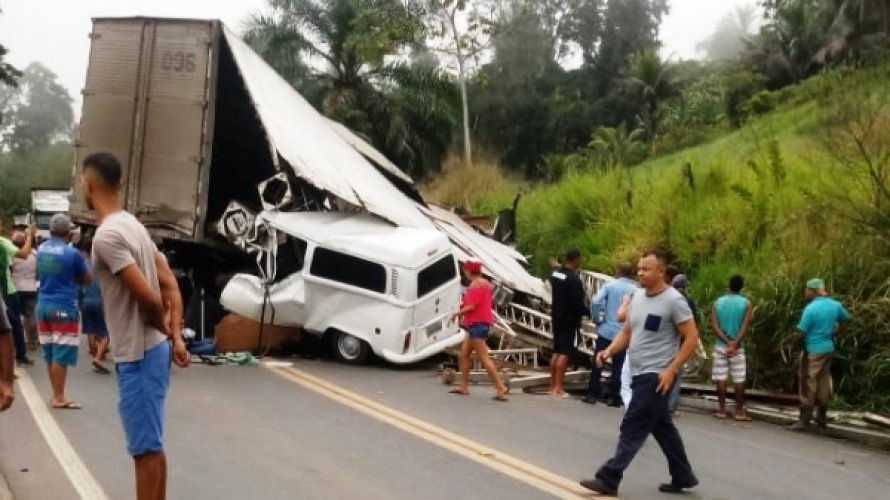 Engavetamento entre três caminhões e uma kombi deixa cinco mortos