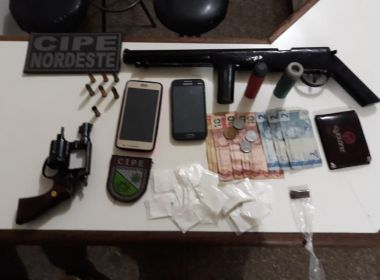 Monte Santo – CIPE Nordeste prende três acusados de trafico de droga e porte ilegal de arma de fogo em lanchonete