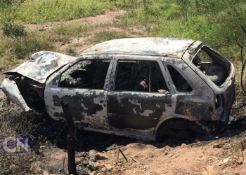 Carro é incendiado após se envolver em acidente com moto deixando duas vítimas fatais