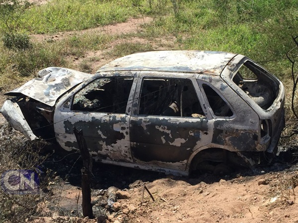 Carro é incendiado após se envolver em acidente com moto deixando duas vítimas fatais