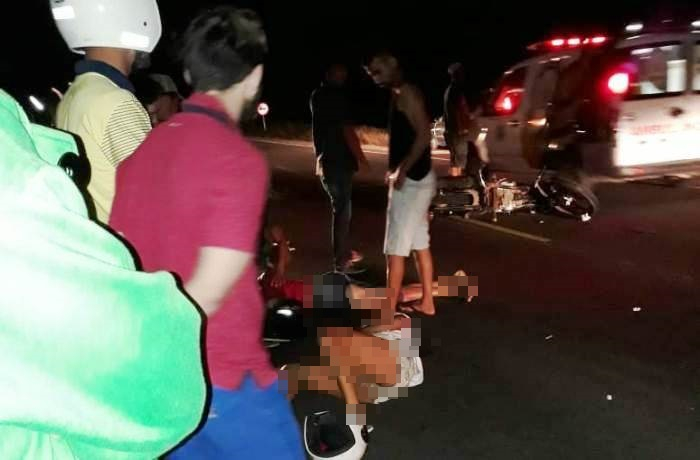 Morador de Serrinha morre e namorada fica ferida em colisão de moto com cavalo na BA 409 trecho de Coité