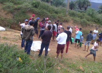 Ônibus capota depois de atropelar e matar dois que estavam em uma motocicleta