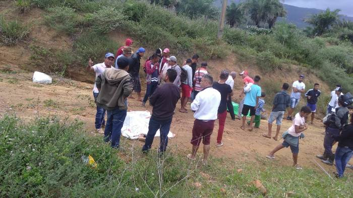 Ônibus capota depois de atropelar e matar dois que estavam em uma motocicleta