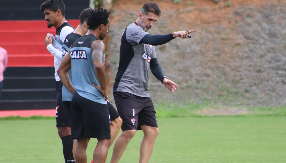 Vitória confirma contratação de Arouca, sexto reforço na pausa para a Copa
