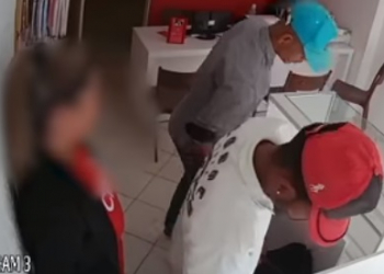 Em plena luz do dia: dupla leva 30 celulares de loja no centro de Serrinha