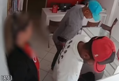 Em plena luz do dia: dupla leva 30 celulares de loja no centro de Serrinha