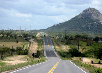 Asfalto da BA 120 trecho Santaluz/Queimadas e os centros da cidades de Santaluz, Queimadas e Retirolândia estão concluídos; garante construtora Augúrio