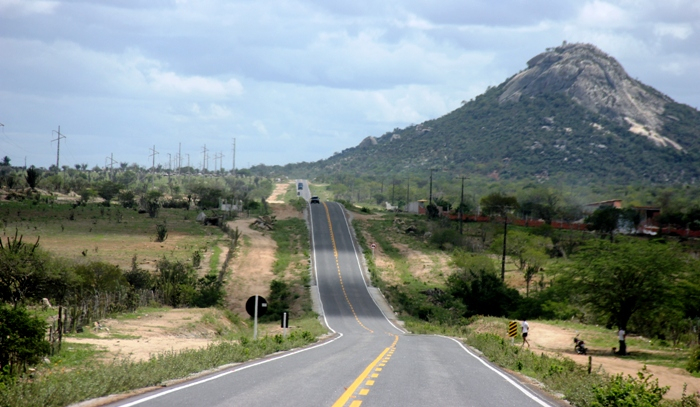 Asfalto da BA 120 trecho Santaluz/Queimadas e os centros da cidades de Santaluz, Queimadas e Retirolândia estão concluídos; garante construtora Augúrio