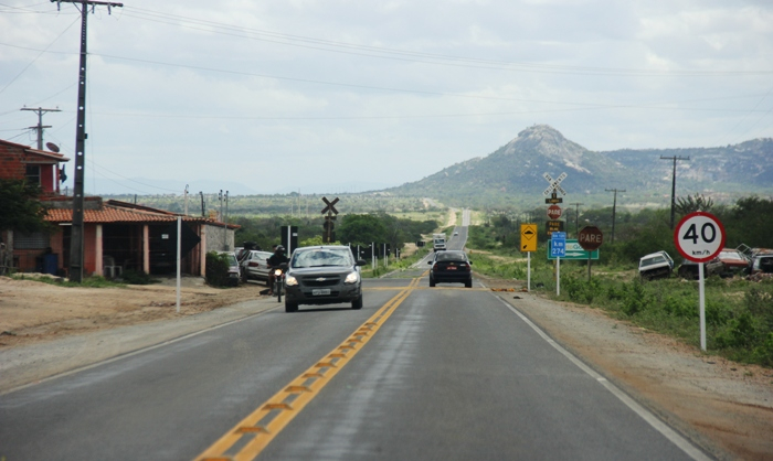 Asfalto da BA 120 trecho Santaluz/Queimadas e os centros da cidades de Santaluz, Queimadas e Retirolândia estão concluídos; garante construtora Augúrio