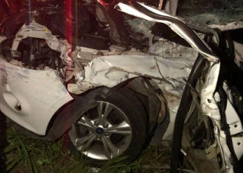 Batida entre carro e carreta deixa três mortos e dois feridos em rodovia na Bahia; veículo ficou destruído