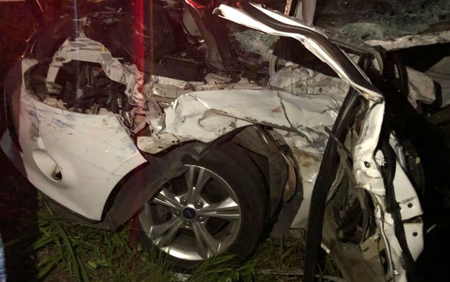 Batida entre carro e carreta deixa três mortos e dois feridos em rodovia na Bahia; veículo ficou destruído